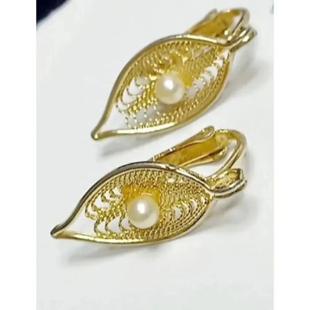 Vintage Sarah Coventry Filigree Goldtone Leaf with Center Faux Pearl Clip On Ear